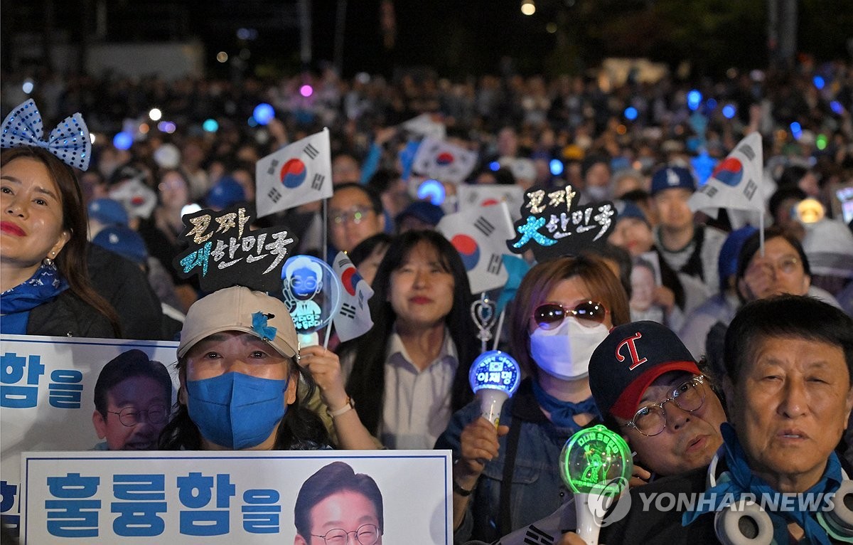 6月4日,在首尔汝矣岛的韩国国会大楼附近,聚集在周围的市民听取当选总统李在明发表胜选演讲。 韩联社/联合采访团