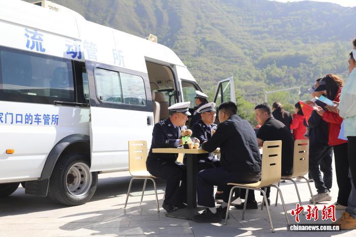 “流动车管所”服务车开进大山,为民众上门办理业务。资料图 崔伟伟 摄