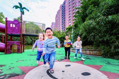 江苏省宿迁市苏宿工业园区的公园里,孩子们肆意奔跑。资料图片