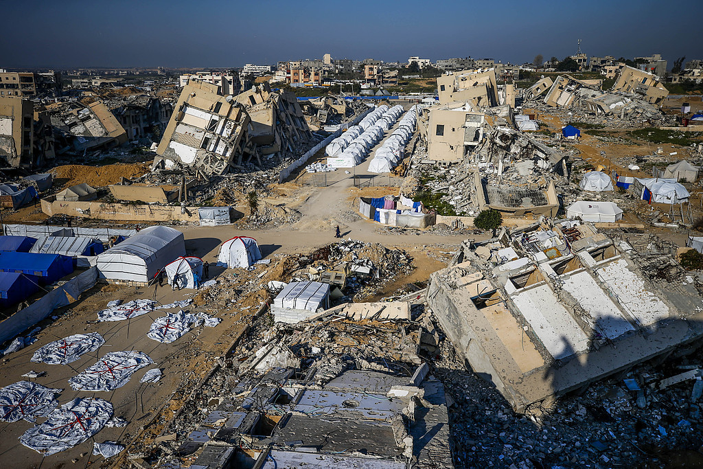 当地时间2025年3月13日,加沙城满目疮痍,回归巴勒斯坦民众搭建帐篷暂居。(视觉中国)