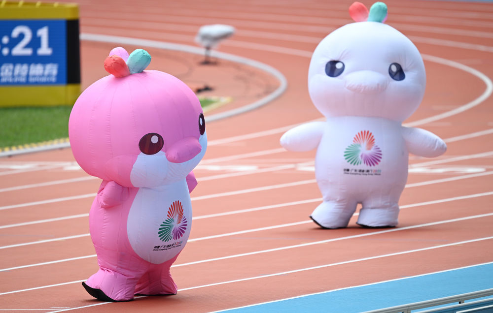 11月15日，吉祥物“喜洋洋”和“乐融融”在比赛间隙表演。新华社记者 邓华 摄