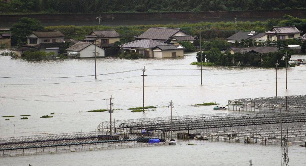 当地时间2025年8月11日，日本西南部遭遇暴雨，熊本县玉名市被洪水淹没。视觉中国 图