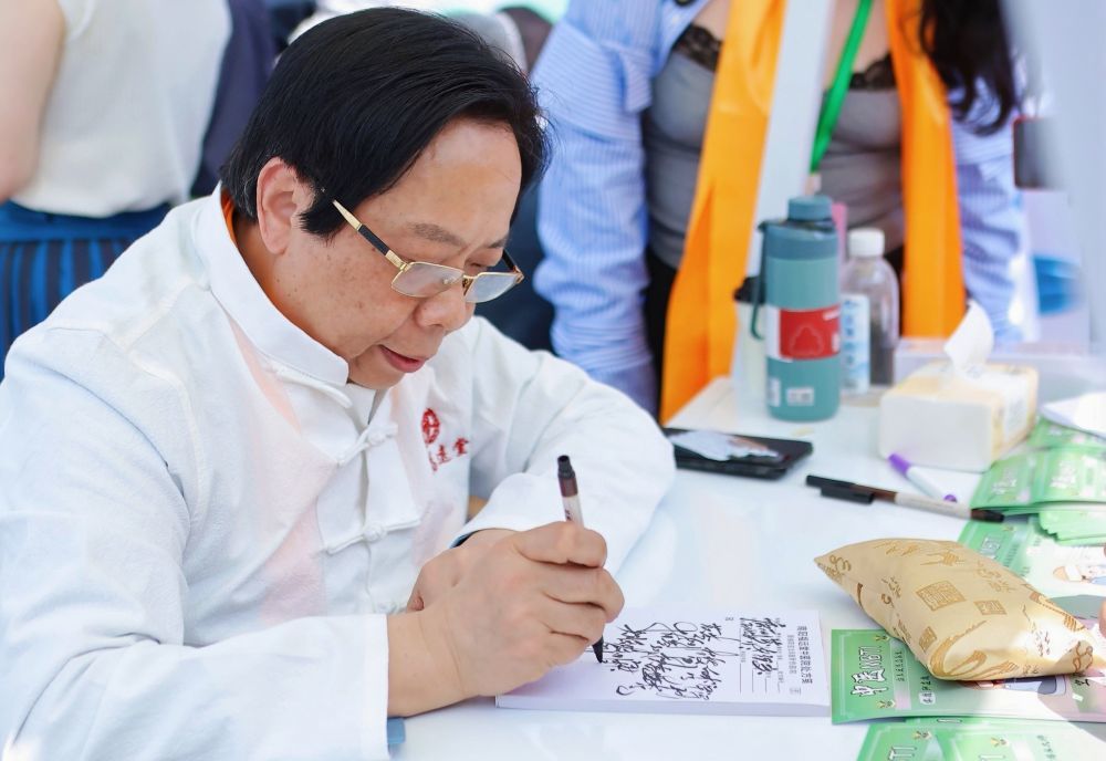 2025年4月10日，“吴氏中医针法”第五代传人吴汉卿在医圣文化园内义诊。新华社记者 吴刚 摄