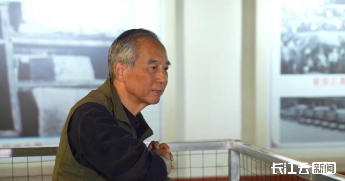 （冯光生在曾侯乙墓发掘现场）