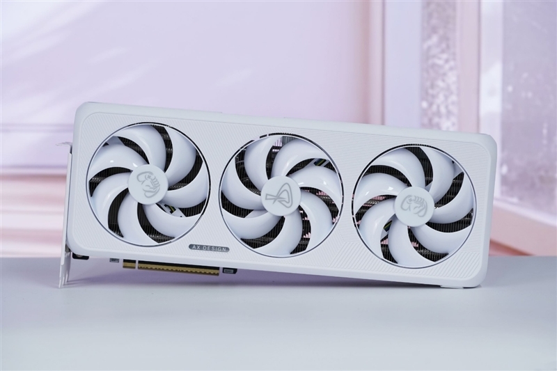 电竞叛客RTX 5070 Ti MAX显卡评测:300W性能释放畅玩4K 隐藏电源线设计海景房绝配