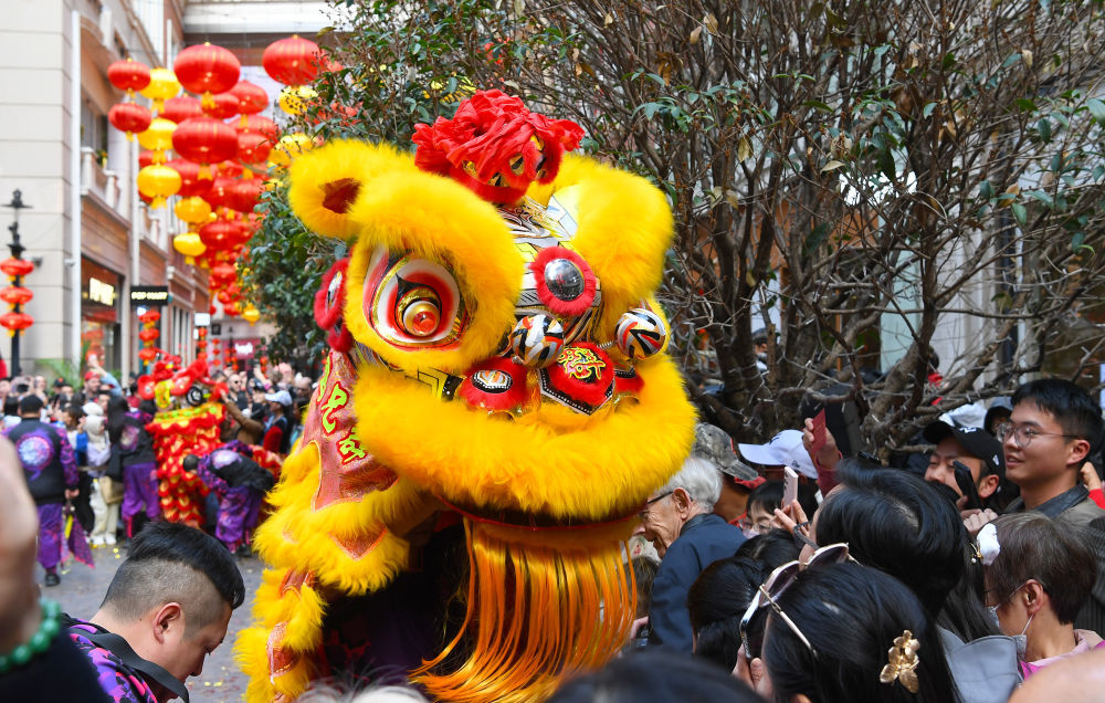 演员在香港街头进行醒狮表演（2025年1月29日摄）。