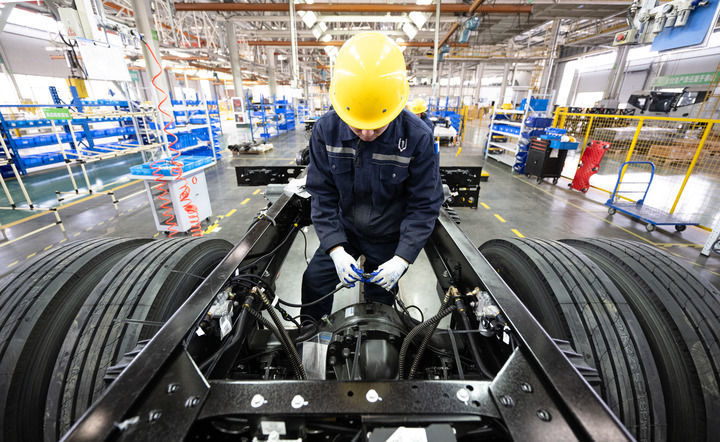 2月13日,，工人在程力專用汽車股份有限公司新能源商用車底盤裝配線上作業(yè)。新華社記者肖藝九攝