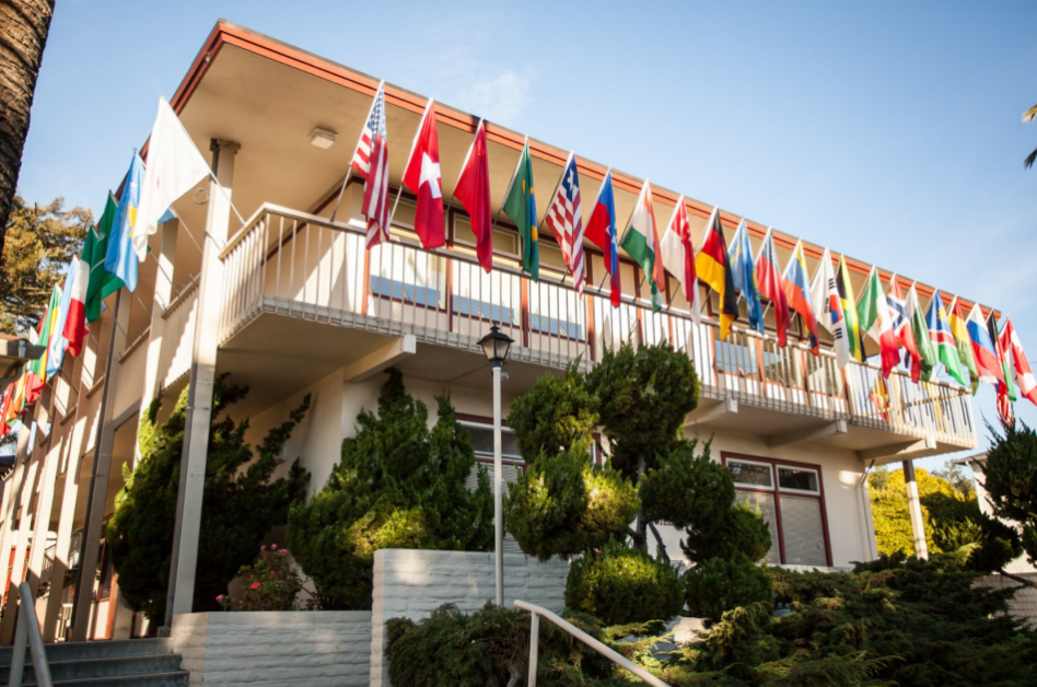 2025年8月,号称“翻译界哈佛”的蒙特雷国际学院宣布倒闭。这被许多人归“功”于AI发展,其实蒙特雷学院是美国联邦政府富布莱特奖学金最多的高校,这种高度“外交特化”、专注服务美国联邦政府利益的学校能关门,主要还是特朗普上台以来财政支持缩减的结果。