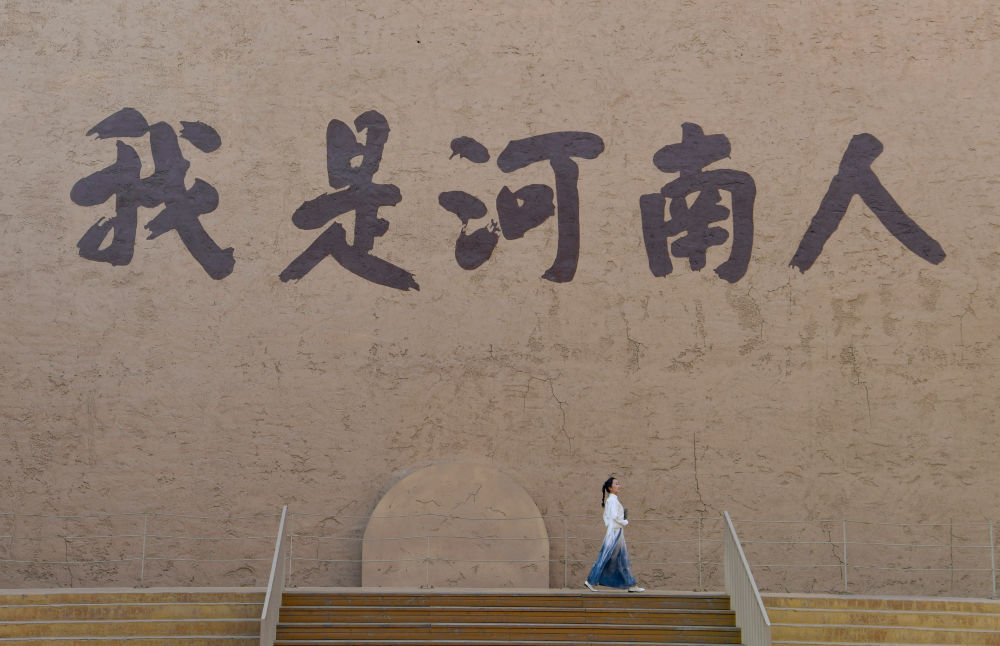 2025年2月24日，游客在“只有河南·戏剧幻城”景区沉浸体验。