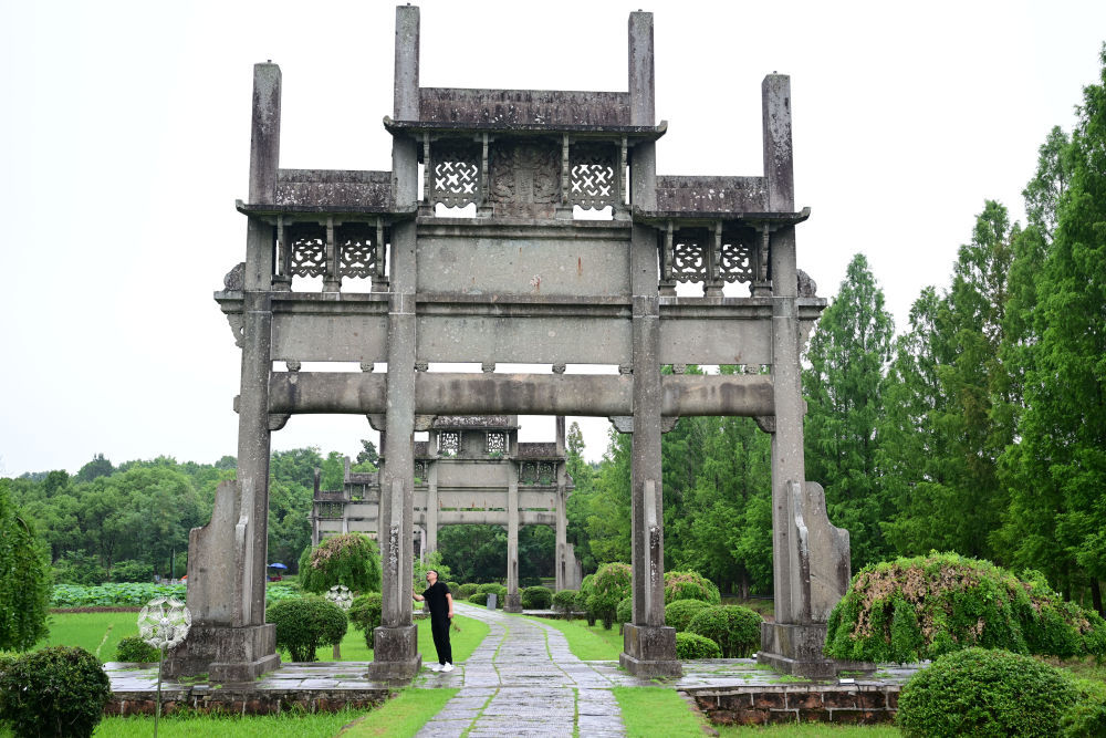 6月19日,周虎在位于歙县的全国重点文物保护单位棠樾牌坊群巡查。