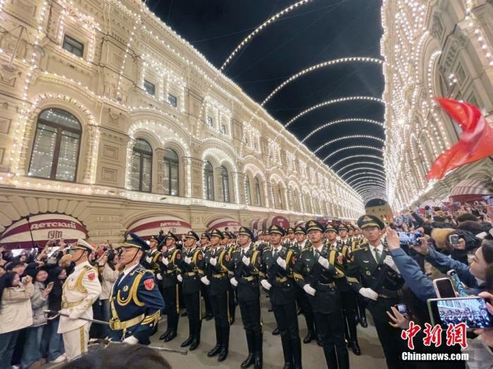 当地时间5月3日晚,俄罗斯首都莫斯科,俄罗斯纪念卫国战争胜利80周年阅兵式第二次彩排,中国人民解放军仪仗司礼大队震撼亮相,受到华侨华人、留学生和当地民众热烈欢迎。 中新社记者 田冰 摄