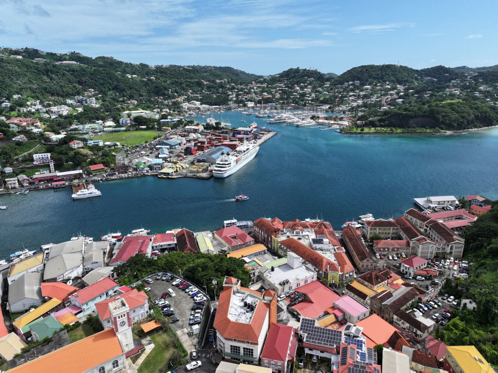 这是1月7日拍摄的格林纳达首都圣乔治风光（无人机照片）。新华社记者赵凯摄