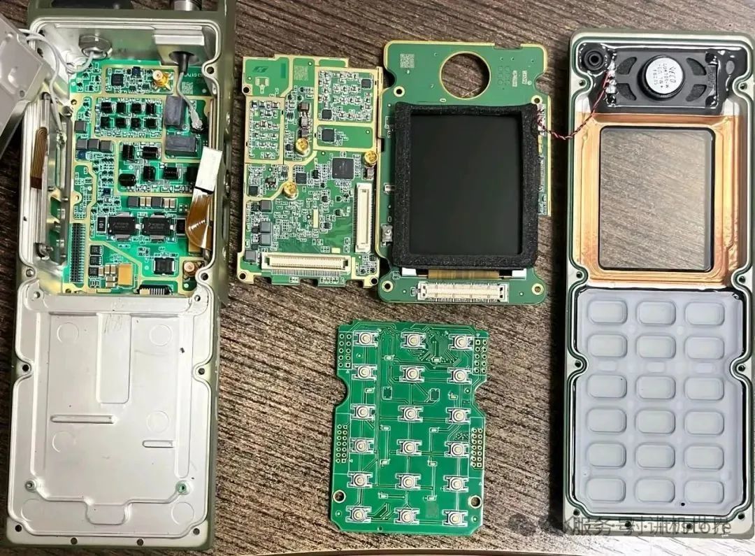 拆解俄罗斯第六代SDR军用对讲机AZART R-187,据说通信最大40公里!这是什么水平?