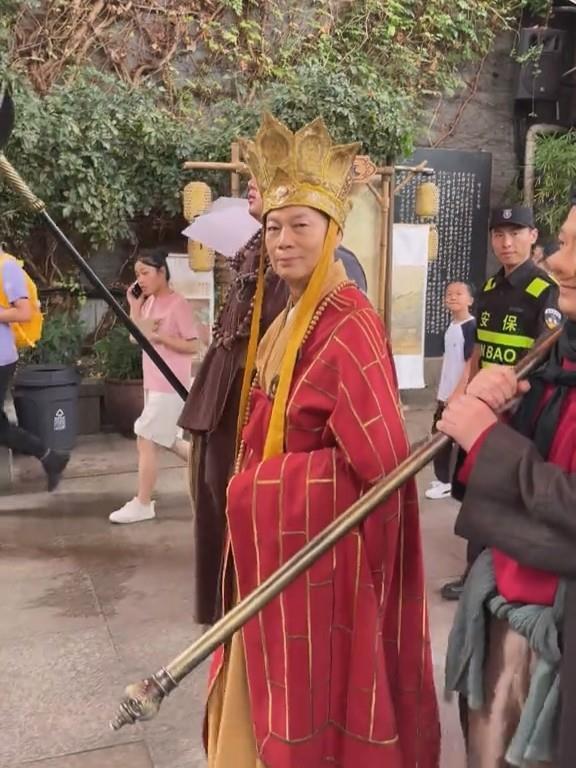 演员罗家英在杭州宋城景区与游客互动（网络视频截图）