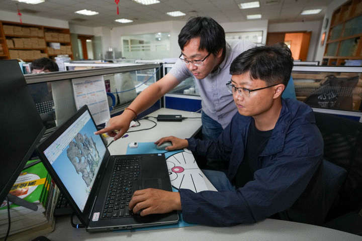 工作人员通过软件处理苏州环秀山庄的数字场景扫描数据（2025年5月19日摄）。新华社记者 李博 摄