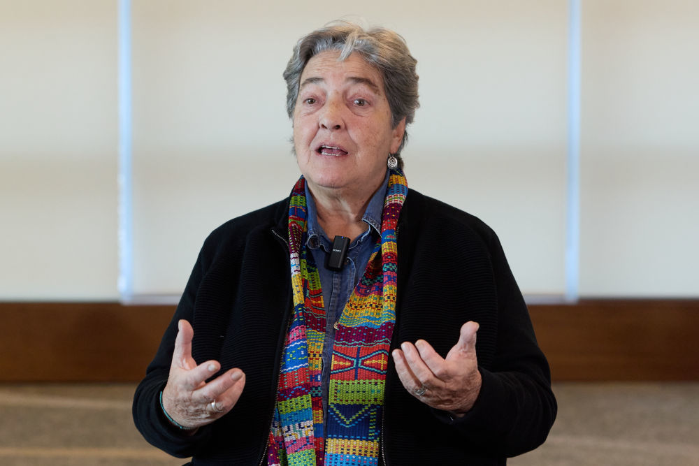 9月25日,乌拉圭知名社会活动家、记者露西·加里多在乌拉圭首都蒙得维的亚接受新华社记者采访。新华社记者 孟鼎博 摄