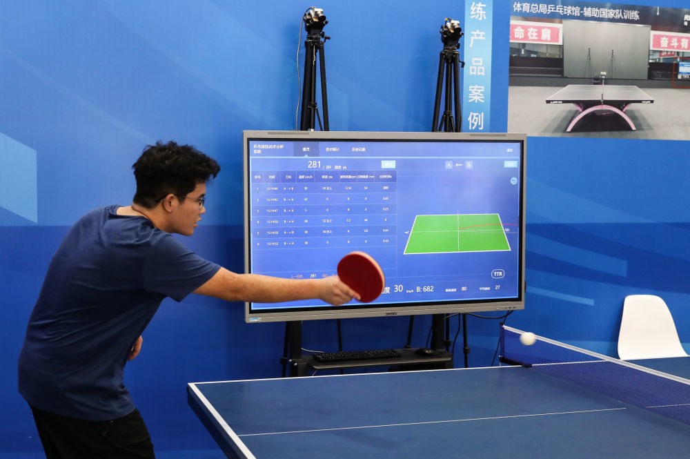 ↑ 这是9月10日在瑞盖科技展区拍摄的乒乓球回放评审系统。