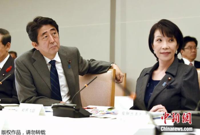资料图:安倍晋三与高市早苗。