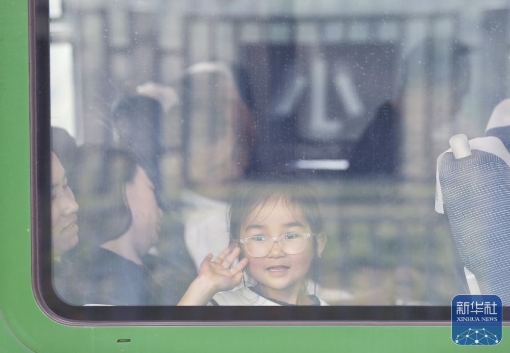 ↑ 10&#2637631日，一名小女孩在小湾东站乘车。