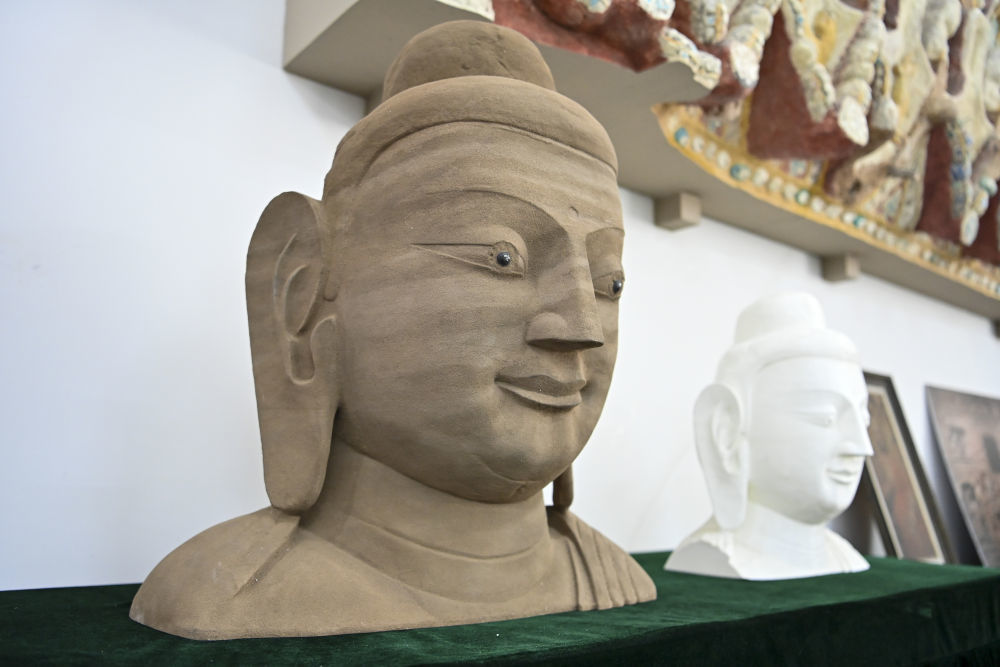 这是4月16日在云冈研究院数字化保护中心展厅拍摄的3D打印佛像模型。