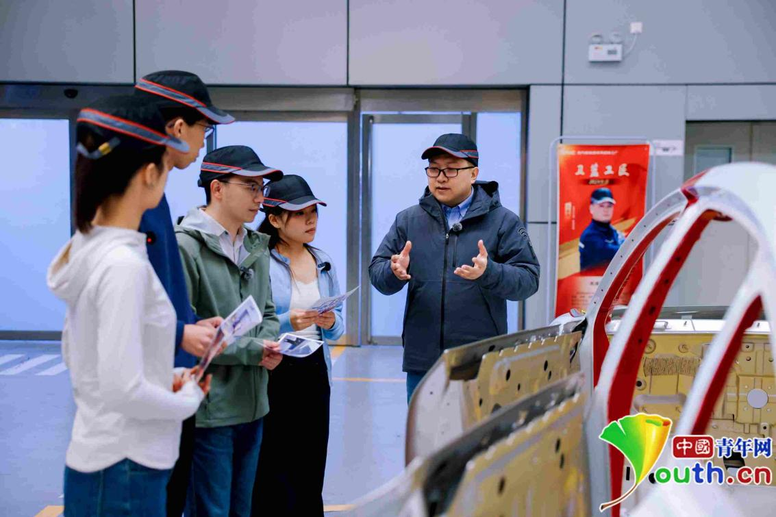 “青知讲说人·这young探北京”系列青年体验活动走进北汽新能源享界超级工厂。主办方供图