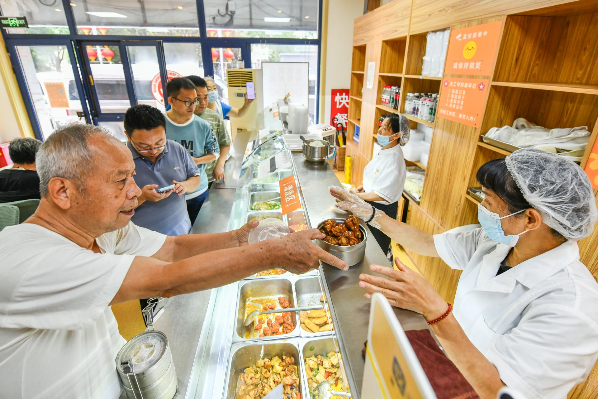 养老驿站老年餐桌向全民开放。