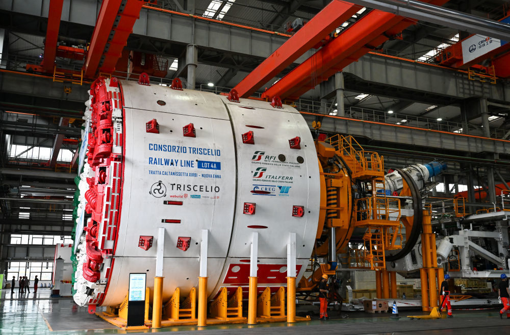 这是6月18日在天津自由贸易试验区天津港东疆片区的中铁工程装备集团（天津）有限公司拍摄的即将出口意大利的盾构机。新华社记者 孙凡越 摄