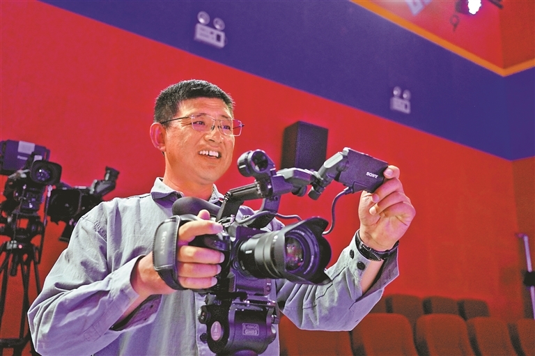 图为2025年,拉巴多吉在阿里地区融媒体演播厅(原阿里电视台演播厅)内,操作当下的摄影器材。记者 洛桑旦增 达珍 摄影报道