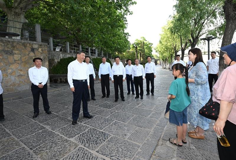 △2025年5月19日，习近平总书记在河南洛阳龙门石窟考察时，同游客亲切交流。