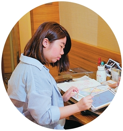 香港青年林颖彤在位于香港荃湾西如心酒店的青年宿舍中画画。