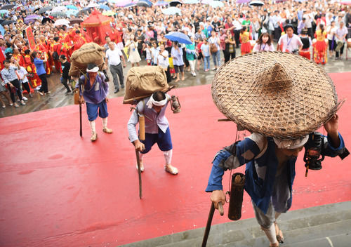 2019年7月23日在西沱古镇拍摄的盐云习俗表演现场。新华社记者王全超摄