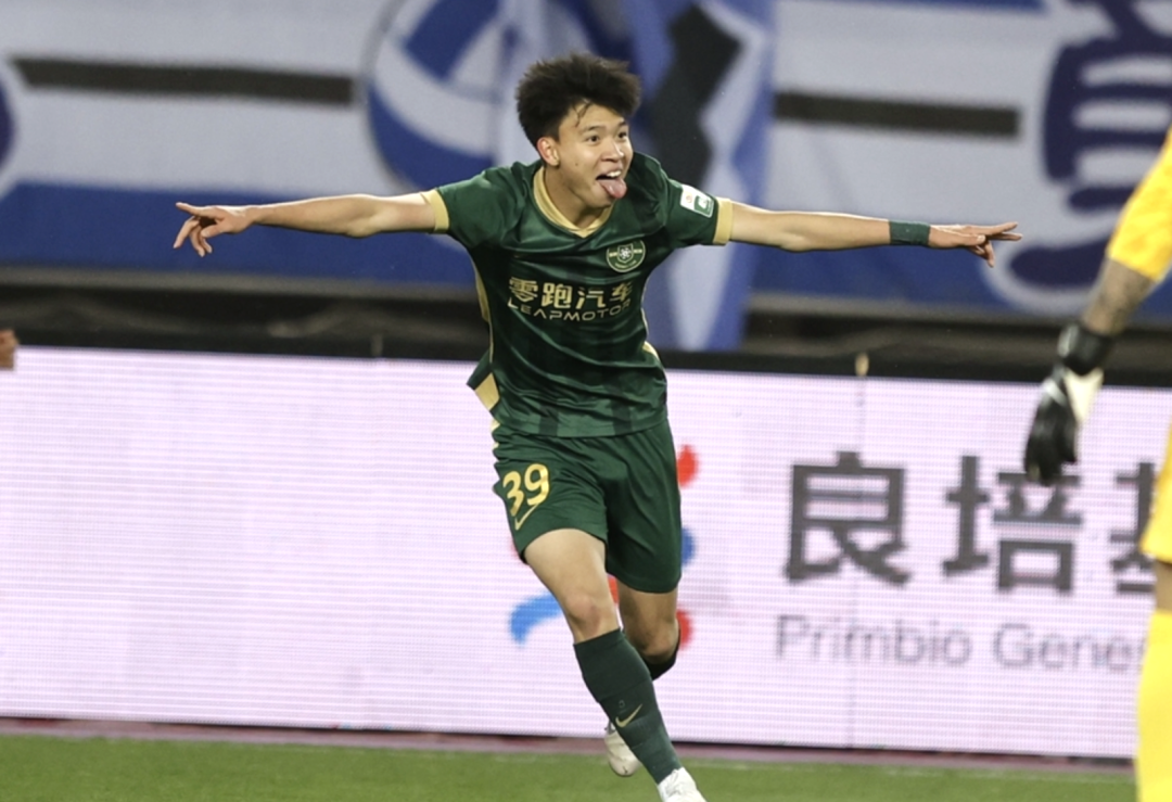 轰中超首球却伤退!王钰栋被抬下场!废人动作何时能休?_凤凰网