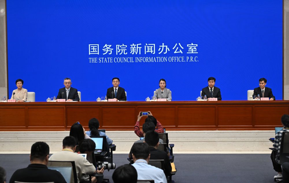 5月22日，国务院新闻办公室在北京举行新闻发布会，司法部副部长胡卫列、司法部行政执法协调监督局局长刘波、司法部立法二局局长姜杉、应急管理部安全生产执法和工贸安全监督管理局局长杨智慧、市场监管总局市场稽查专员嵇小灵介绍规范涉企行政执法专项行动开展情况，并答记者问。新华社记者 金良快 摄