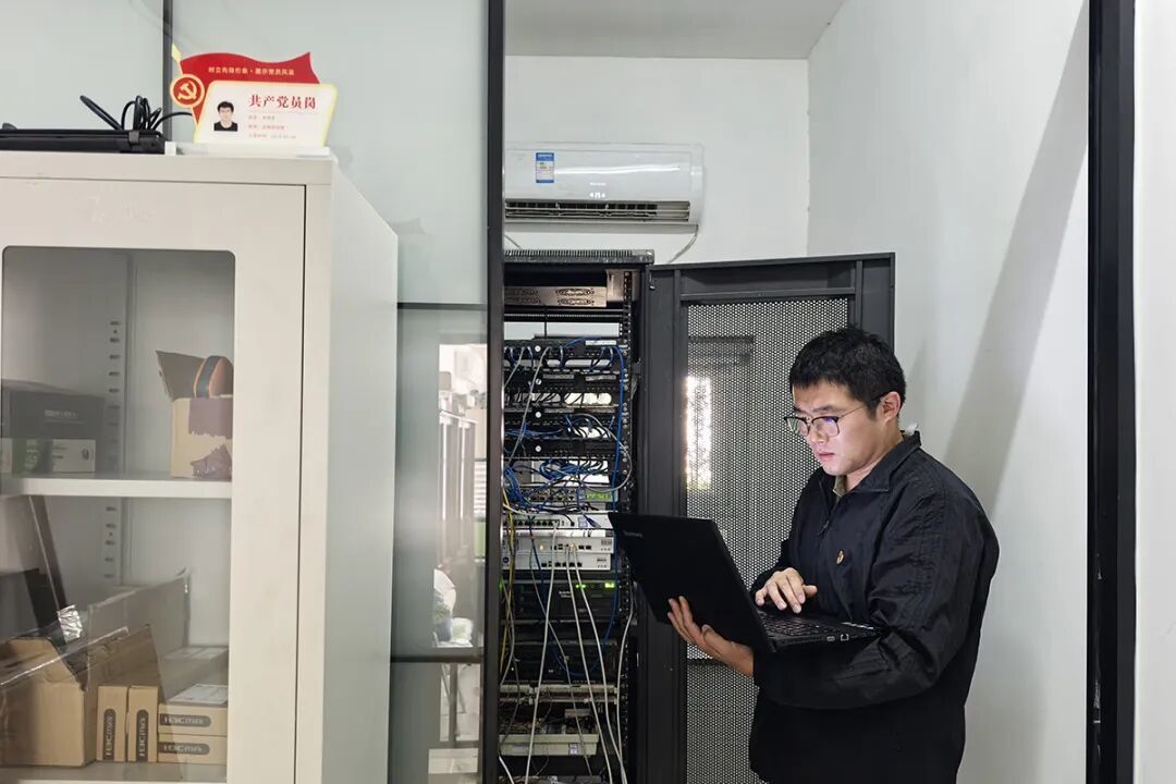 北京大众在线网络技术有限公司党支部党员带头在机房调试系统漏洞。