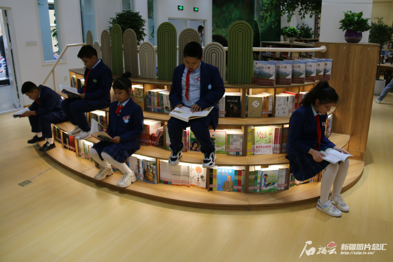 孩子们在“智慧森林”数字图书馆用心阅读。岳耀伟供图