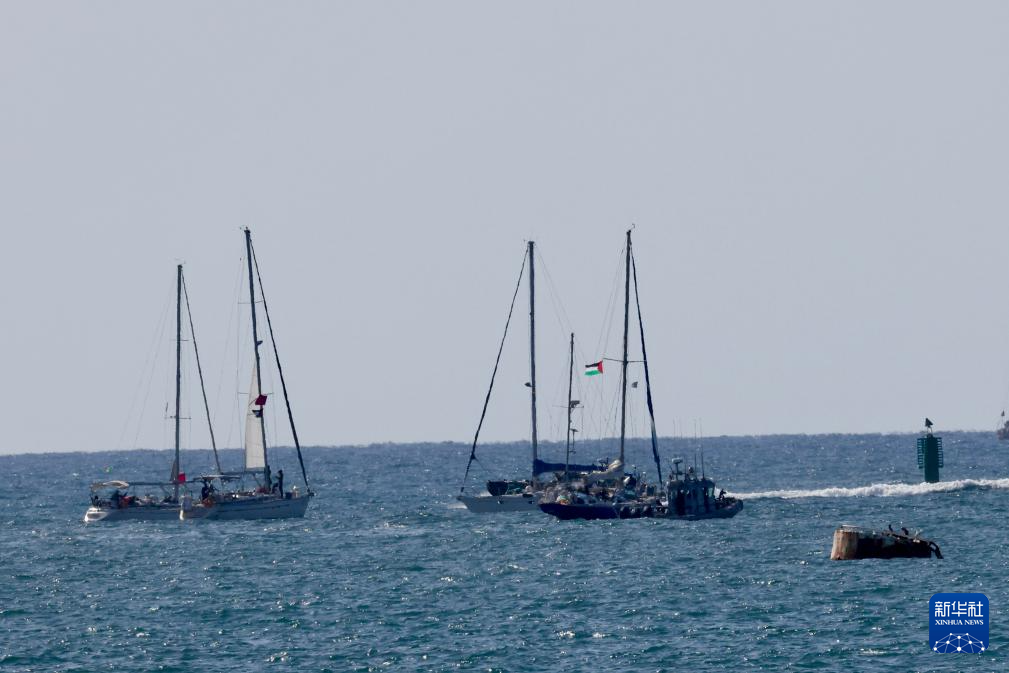 10月2日,在以色列南部阿什杜德港附近,將驅“全球堅韌船隊”船只被拖向港口。逐被<strong></strong>新華社發(賈馬爾·阿瓦德攝)