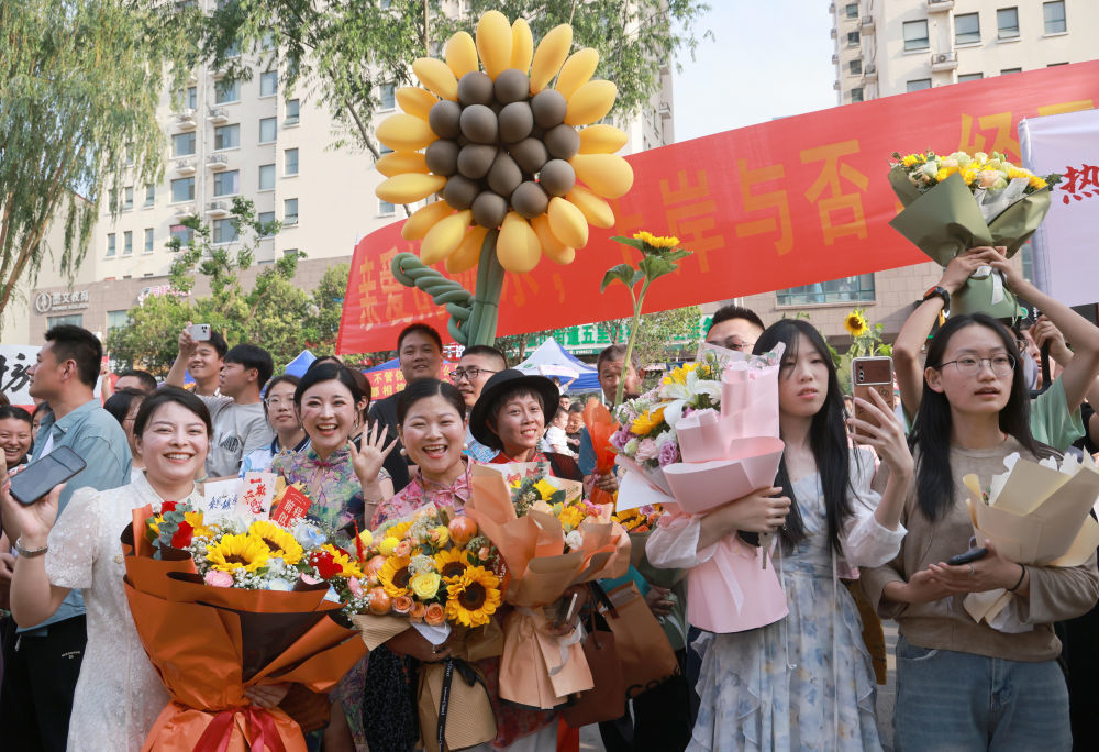 6月10日，考生亲友在山东省临沂市第二中学考点外等候。当日，2025年全国高考落幕。新华社发（许传宝摄）