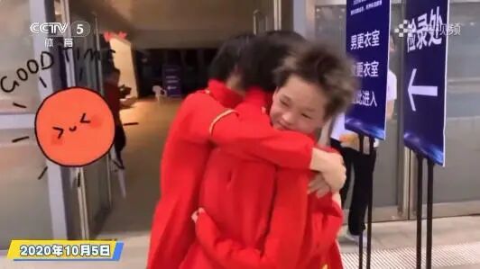 2020年,和陈芋汐、张家齐还不熟悉的全红婵,被两位冠军姐姐抱在怀里。 截图自央视频