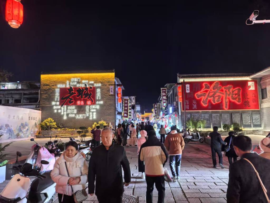 洛邑古城北门入口处人潮涌动