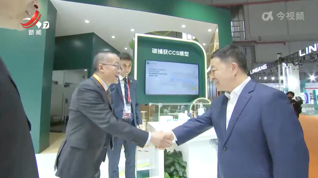 葉建春參觀第八屆進(jìn)博會展館