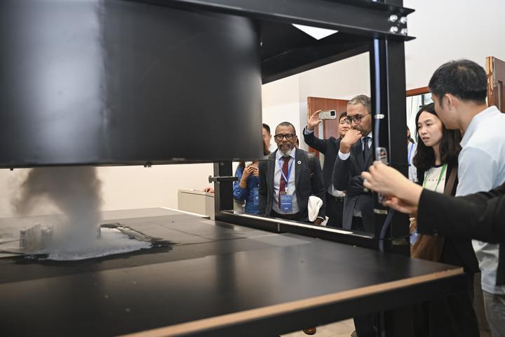 2025年6月23日,联合国开发计划署驻华代表处和同济大学正式宣布启动“联合国开发计划署-同济大学城市防灾韧性创新实验室(RISE Lab)”。该实验室聚焦推进全生命周期智能防灾减灾,以及超大型城市韧性基础设施建设,为城市防灾减灾提供智慧支持。这是与会嘉宾在参观同济大学土木工程防灾减灾全国重点实验室。