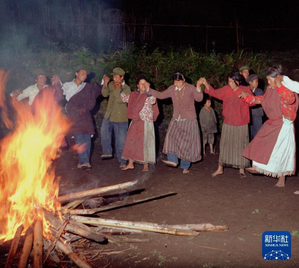 门巴族的篝火晚会。(1983年11月22日发)