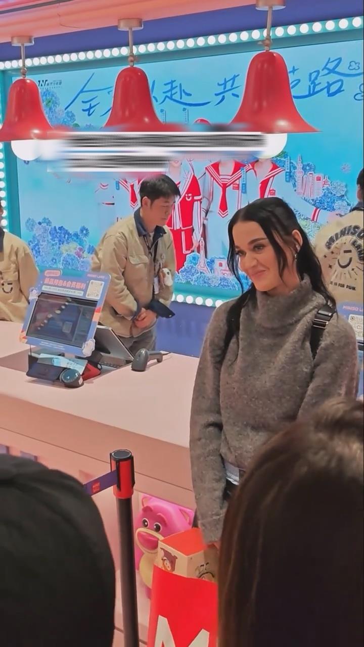 “水果姐”现身上海南京东路一家杂货店(网络视频截图)