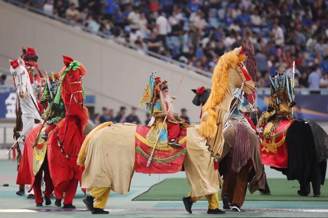 图为在“苏超”1/4决赛的首场比赛间隙进行的东坝大马灯表演。 中新社记者 泱波 摄