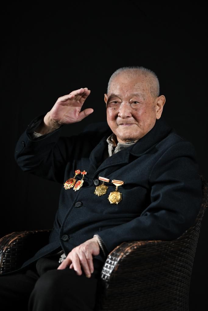 ↑在四川省南充市拍摄的抗战老战士刘寿山（4月9日摄）。