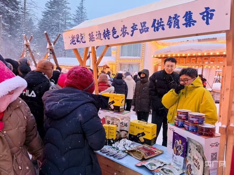 景区里的特色农产品供销集市（央广网记者 郭佳丽 摄）