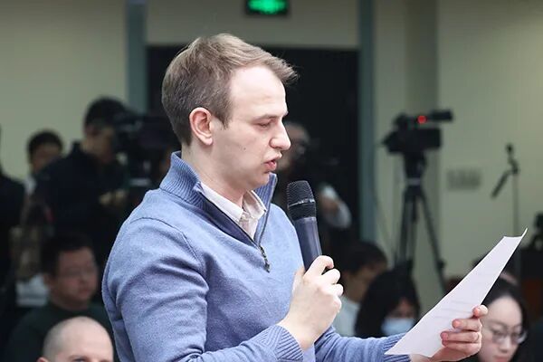 媒体记者在11月13日商务部例行新闻发布会上提问 图:商务部公共商务信息新闻采编中心