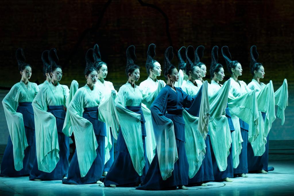 演员在舞蹈诗剧《只此青绿》中表演。新华社记者 张金加 摄