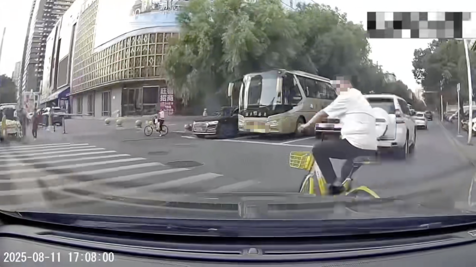 ▲网传争道抢行发生纠纷的画面