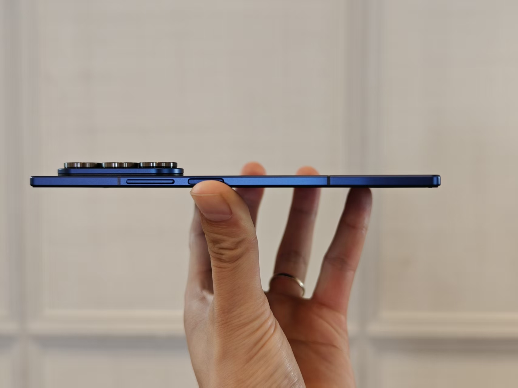 全球首发体验!三星折叠屏Galaxy Z Fold7上手:太轻薄了,AI圈搜万物